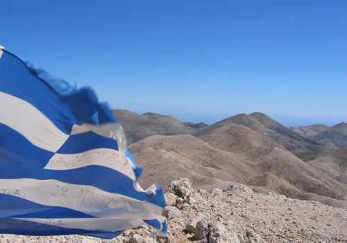 Wandern auf Kreta: Die Flagge auf dem Pachnes-Gipfel