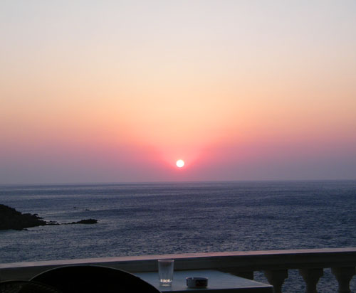 Wandern auf Kreta: Sonnenuntergang über dem Meer