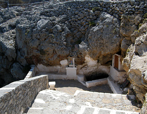 Wandern auf der Insel Karpathos: Unterirdische Kirche in Vroucunda